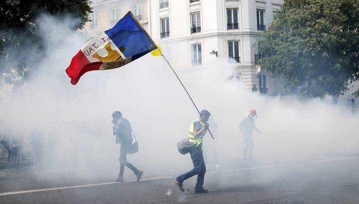 Французская полиция применила против "жилетов" водометы и газ - vesti.ru - Франция - Париж