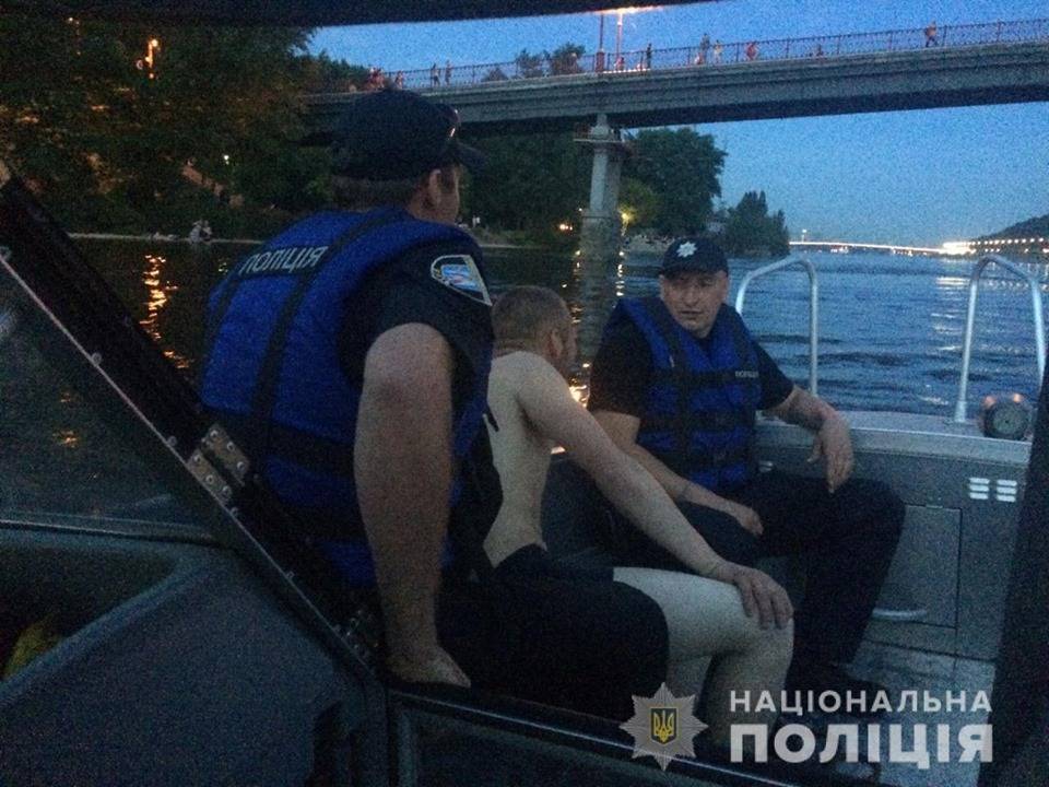 В Киеве речная полиция спасла двух мужчин и ликвидировала пожар на борту судна - 24news.com.ua - Киев
