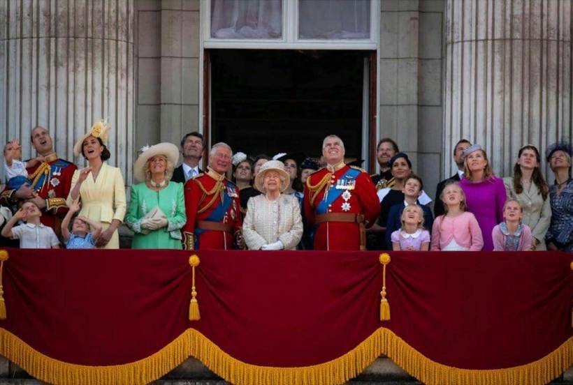 Кейт Миддлтон - принц Джордж - принц Луи - принцесса Шарлотта - Уильям - Принц Луи поприветствовал гостей в Букингемском дворце - actualnews.org