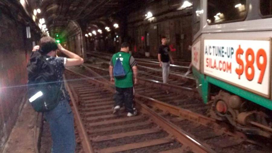 Поезд метро сошел с рельсов в Бостоне - iz.ru - США - Бостон - Канада - Boston - шт. Массачусетс