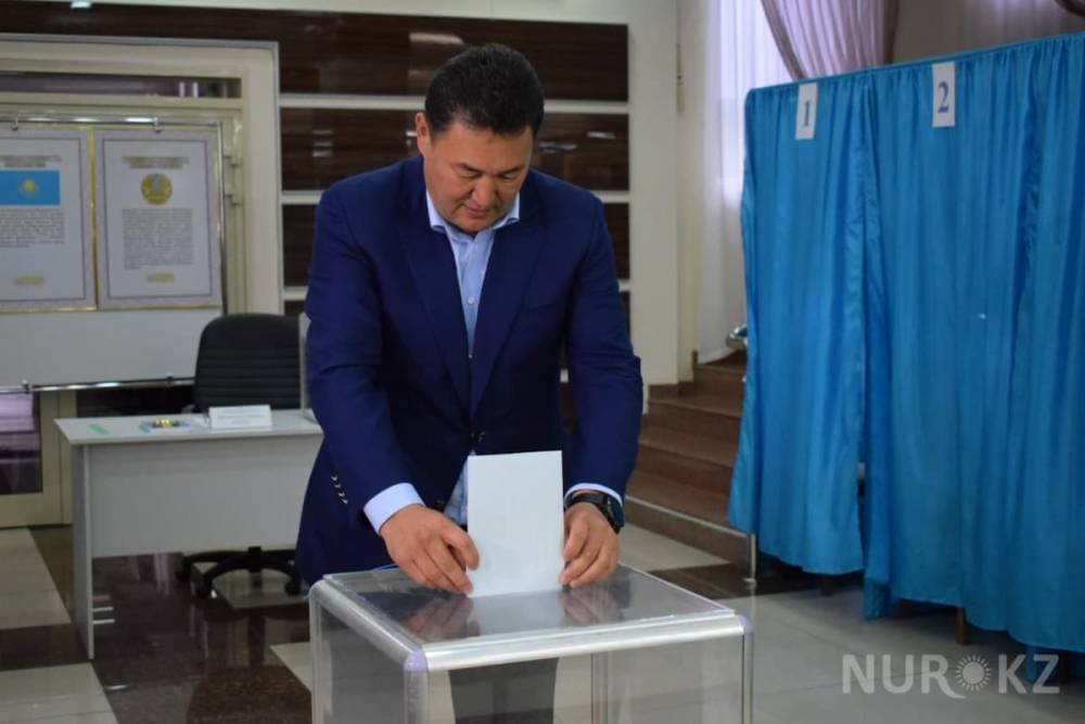 Акиму Павлодарской области пришлось ждать открытия избирательного участка (фото) - nur.kz - Павлодарская обл.