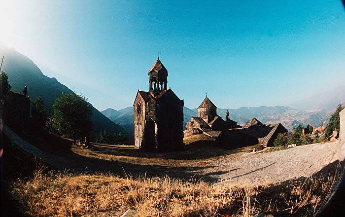 Крупный пожар произошел в старинном монастырском комплексе Армении – видео - ru.armeniasputnik.am - Армения - Лорийская обл.