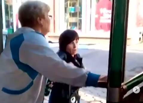 Видео: кондуктор вытолкала пассажирку из троллейбуса, не найдя сдачи со 100 рублей - ren.tv - Новосибирск