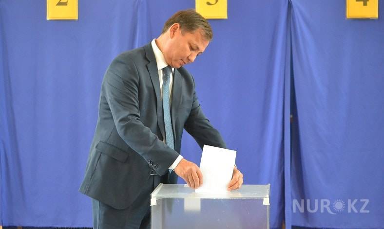 Аким Актау отдал свой голос на выборах президента (фото) - nur.kz - Казахстан - Актау