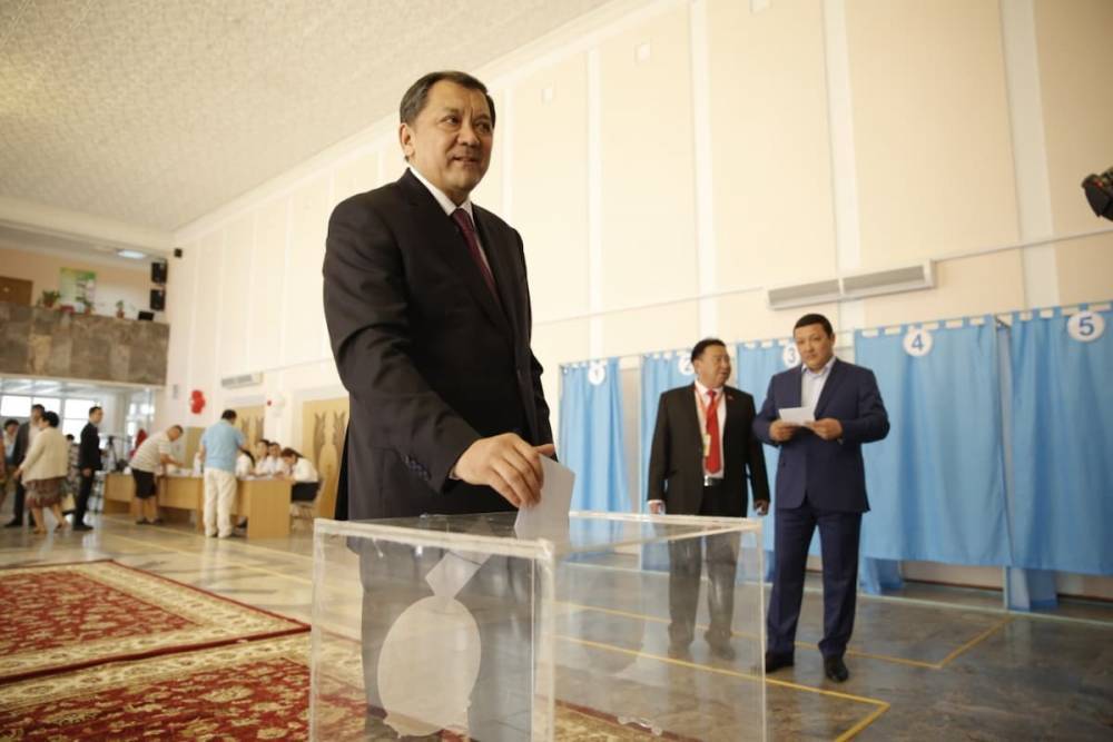 Аким Атырауской области проголосовал на выборах президента Казахстана - nur.kz - Атырауская обл.
