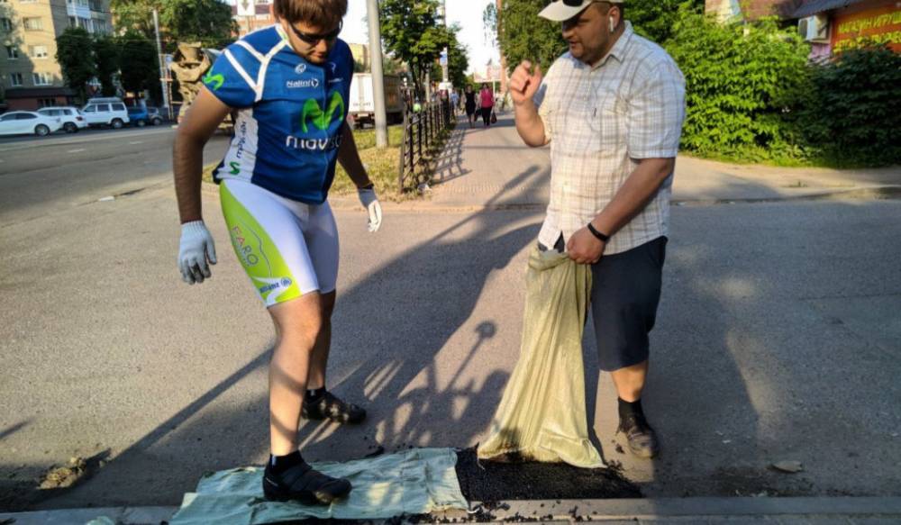 В Смоленске отчаявшиеся активисты перешли в наступление на городской асфальт - readovka.ru