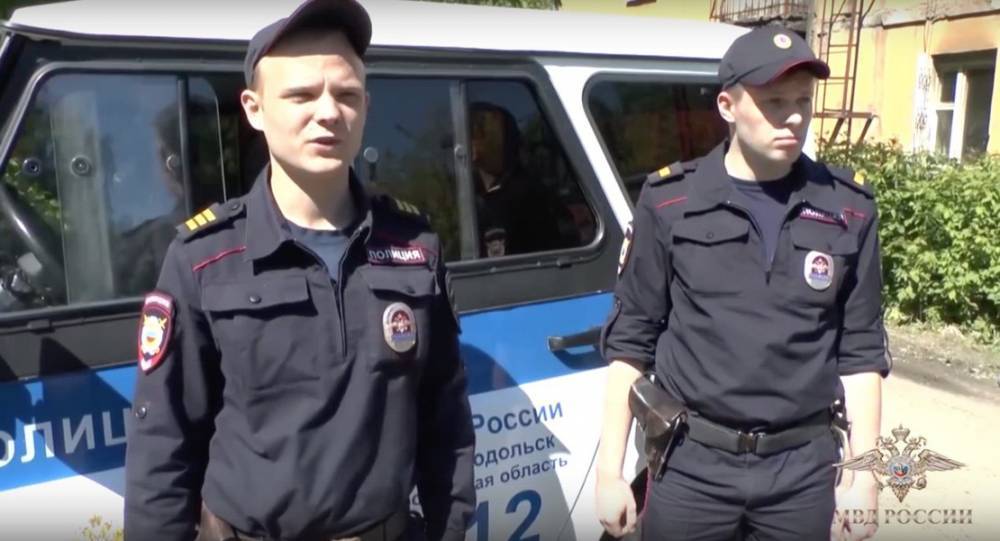 Александр Соловьев - Ирина Волк - Сотрудники ГИБДД спасли из огня трех человек с помощью троса и покрывала - m24.ru - Москва - Россия - Подольск