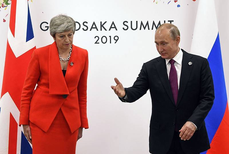 Владимир Путин - Дмитрий Песков - Тереза Мэй - Юлий Скрипаль - Сергей Скрипаль - Путин открыл глаза Мэй на дело Скрипалей - tvc.ru - Москва - Россия - Англия - Лондон