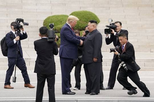 Дональд Трамп - Ким Ченын - Трамп и Ким Чен Ын встретились на границе КНДР и Южной Кореи - versia.ru - Южная Корея - США - Вашингтон - КНДР - Сингапур - Ханой
