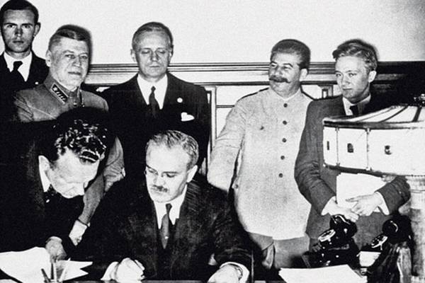 Адольф Гитлер - Иосиф Сталин - Вячеслав Молотов - Нож в спину: советское вторжение в Польшу - argumentua.com - Москва - Англия - Германия - Франция - Польша - Варшава - Речь Посполитая