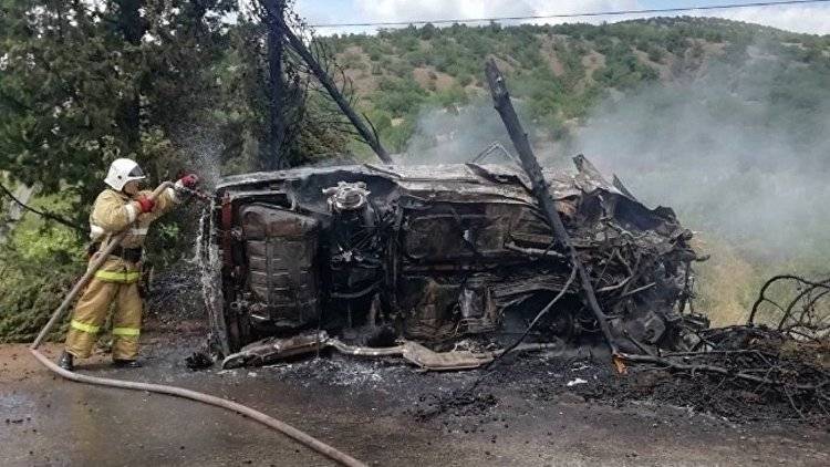На трассе в Крыму иномарка врезалась в дерево и загорелась - crimea.ria.ru - Крым - Симферополь