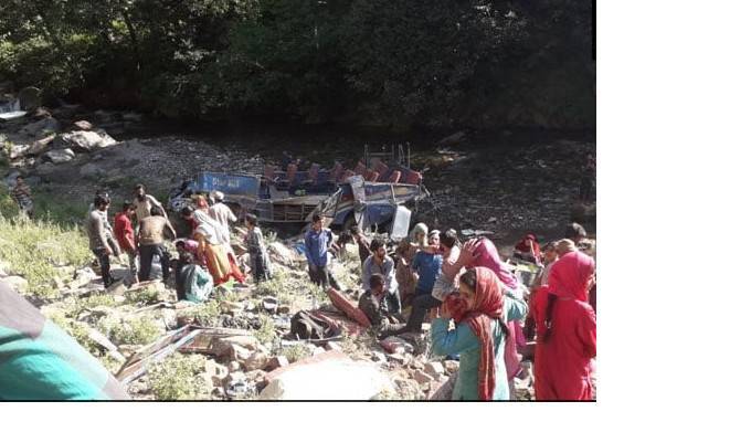 В Индии автобус сорвался в ущелье, 33 человека погибли - piter.tv - Оренбург - Индия
