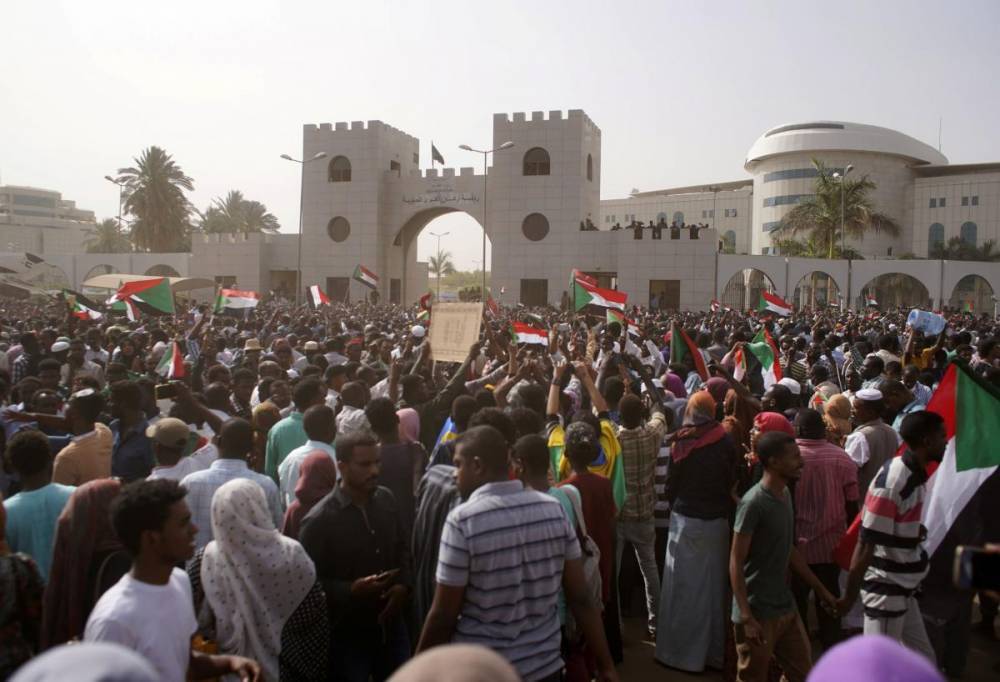 Омар Аль-Башира - Тысячи человек вышли на улицы в Судане с требованием передать власть гражданскому правительству - theins.ru - Россия - Судан - г. Хартум