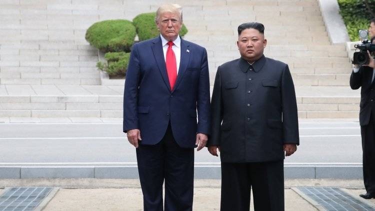 Дональд Трамп - Ким Ченын - Стефани Гришэм - Трамп - Ким Чен Ын - Пресс-секретарь Трампа пострадала в драке журналистов на межкорейской границе - polit.info - США - КНДР
