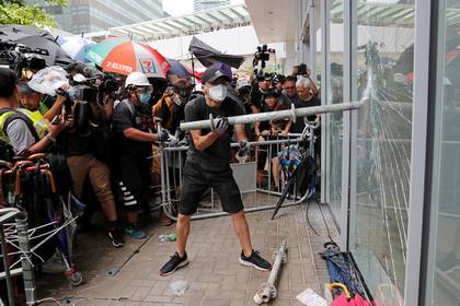 Кэрри Лам - Демонстранты в Гонконге пошли на штурм парламента - lenta.ru - Китай - Англия - Гонконг - Гонконг - Тайвань - Макао