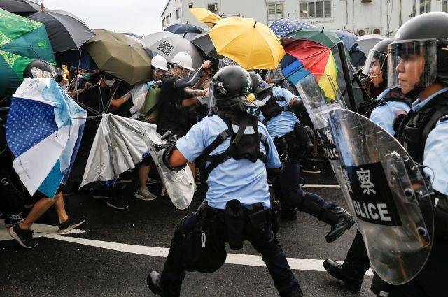 Кэрри Лам - Thomas Peter - Hannibal Hanschke - В Гонконге протестующие попытались взять здание заксобрания штурмом - aif.ru - Китай - Гонконг - Гонконг