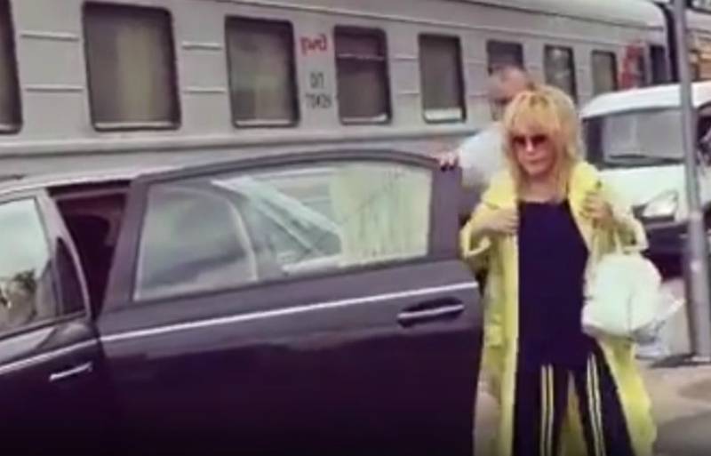 Алла Пугачева - Максим Галкин - «За деньги можно все?»: Пугачева проехала на машине по перрону - bloknot.ru - Рига
