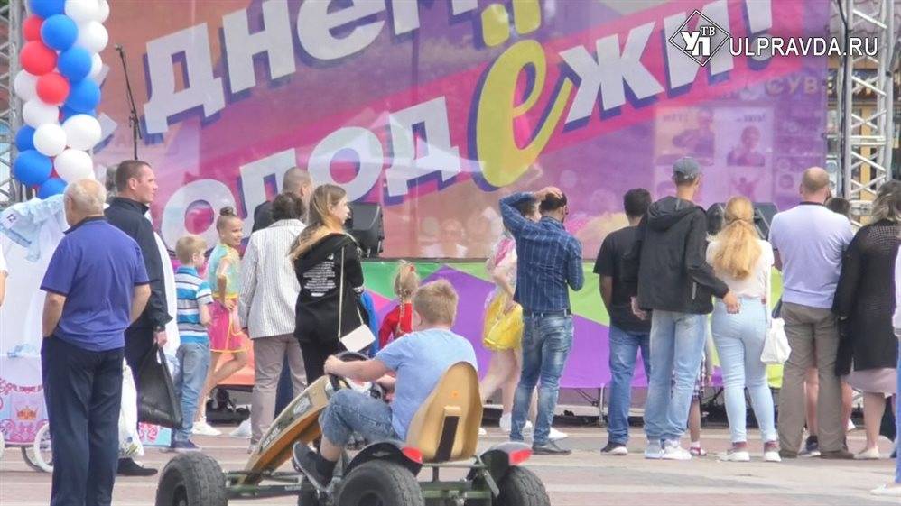 Павел Половов - Молодежи Ульяновска показали выставку ретроавтомобилей, электрокаров и парад колясок - ulpravda.ru - Ульяновск