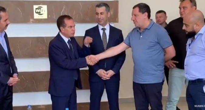 Все обнялись и помирились: послы Ливана и Иордании приехали на Тенгиз (видео) - nur.kz - Атырауская обл. - Ливан - Иордания