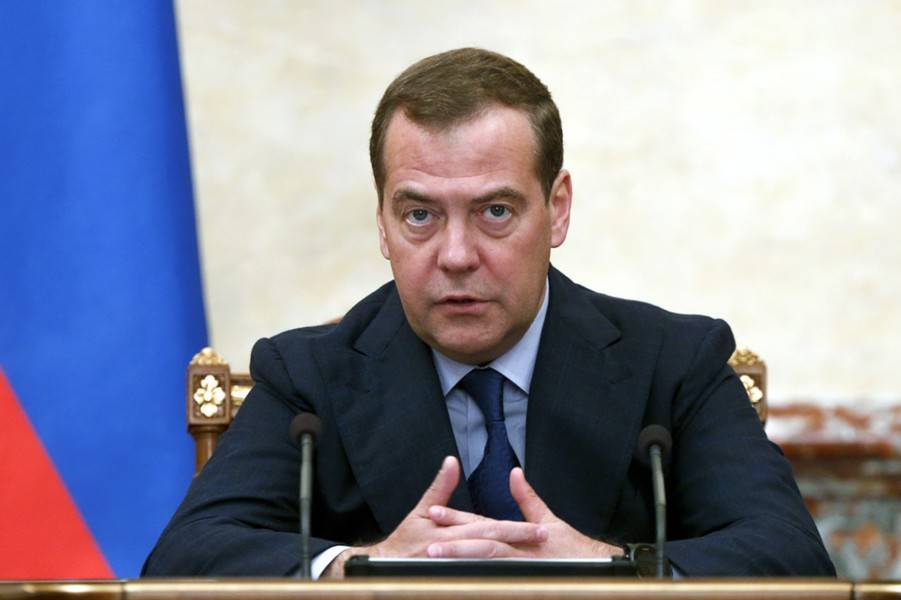 Дмитрий Медведев - Медведев поручил вдвое уменьшить число людей с доходами ниже прожиточного минимума - m24.ru - Россия