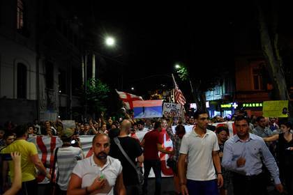 Георгий Гахария - Противники ЛГБТ в Грузии отказались протестовать рядом с антироссийским митингом - lenta.ru - Грузия - Тбилиси