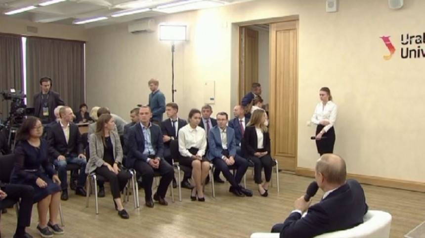 Владимир Путин - Татьяна Голикова - Видео: студентка упала в обморок на встрече с Путиным | Новости | Пятый канал - 5-tv.ru - Россия - Китай - Екатеринбург - Уральск