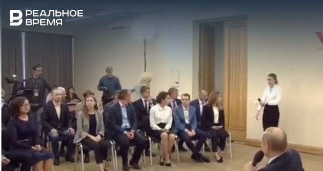 Владимир Путин - Татьяна Голикова - Участнице встречи с Путиным стало плохо, ей пошла оказывать помощь Голикова — видео - realnoevremya.ru - Украина - Уральск
