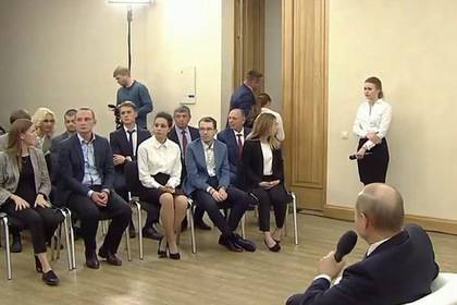 Владимир Путин - Татьяна Голикова - Молодой девушке стало плохо на встрече с Путиным - lenta.ru - Россия - Казахстан - Екатеринбург - Уральск