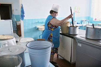 Российская воспитательница заставила ребенка есть с пола в детском саду - lenta.ru - Свердловская обл. - Южно-Сахалинск - Карпинск