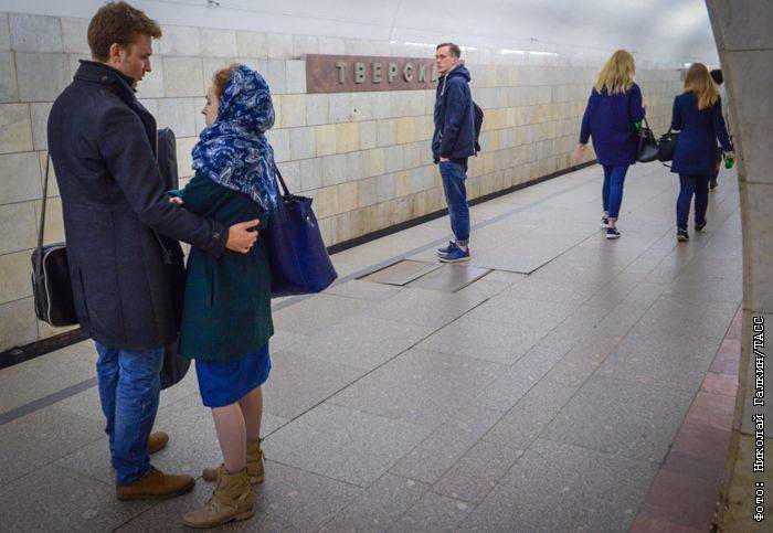 Девушка упала под поезд метро на станции "Тверская" из-за телефона - interfax.ru - Москва - Саранск - Москва