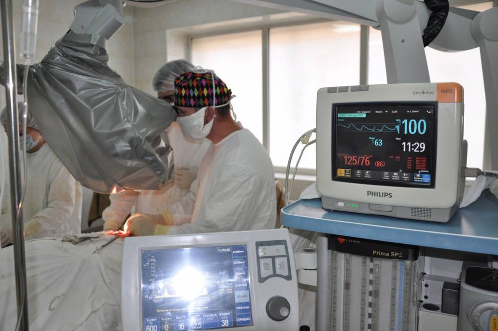 Дмитрий Хубезов - Рязанские нейрохирурги впервые сделали сложную операцию на повреждённой артерии в труднодоступном отделе мозга | РИА «7 новостей» - 7info.ru - Рязань