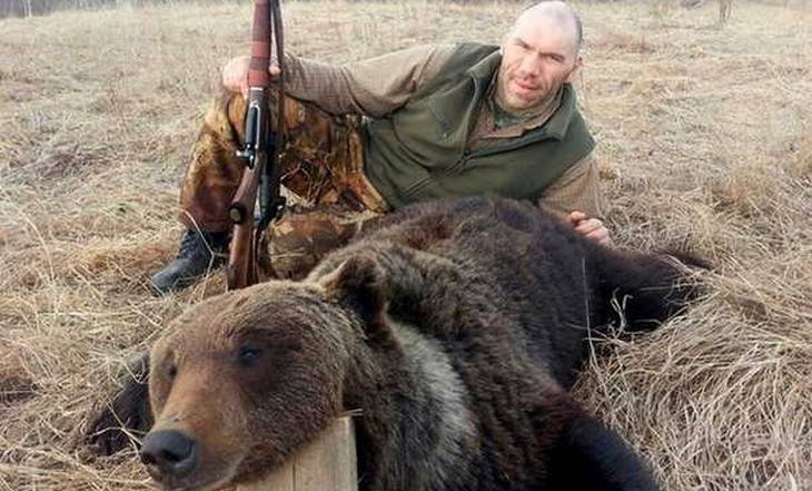 Николай Валуев - Брянский депутат Валуев прокомментировал снимок с убитым медведем - bragazeta.ru - Брянск