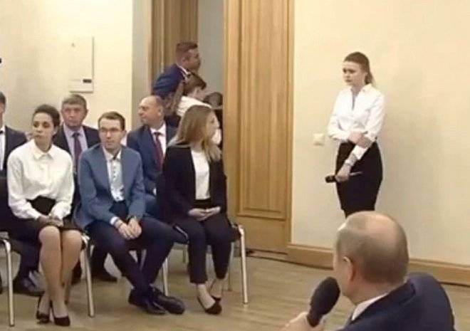 Владимир Путин - Татьяна Голикова - Студентке УрФУ стало плохо во время встречи с Путиным (видео) - ya62.ru - Украина - Уральск