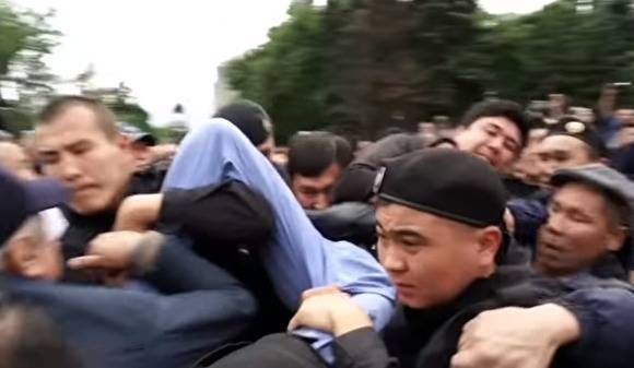 Ерлан Тургумбаев - В Казахстане прошел массовый митинг: десятки задержанных - ghall.com.ua - Россия - Казахстан - Алма-Ата - Астана