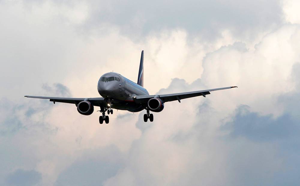 Денис Мантуров - В России совершил экстренную посадку самолет Sukhoi Superjet - ghall.com.ua - Москва - Уфа