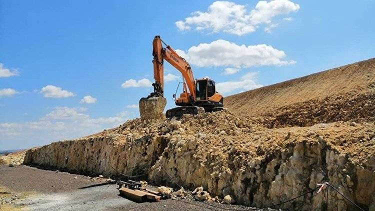 Строители "Тавриды" закрывают защитной плитой вход в пещеру под трассой - crimea.ria.ru - Крым - Симферополь