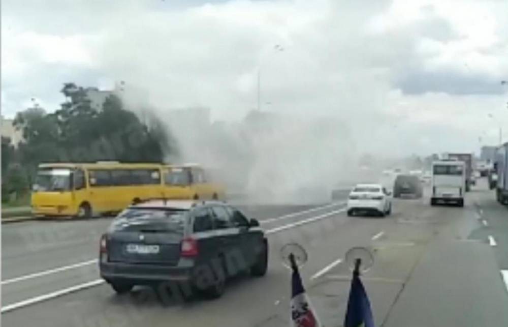 В Киеве посреди дороги загорелась маршрутка с пассажирами — видео | Новороссия - novorosinform.org - Украина - Киев - Польша - Полтава - Прага - Черновцы