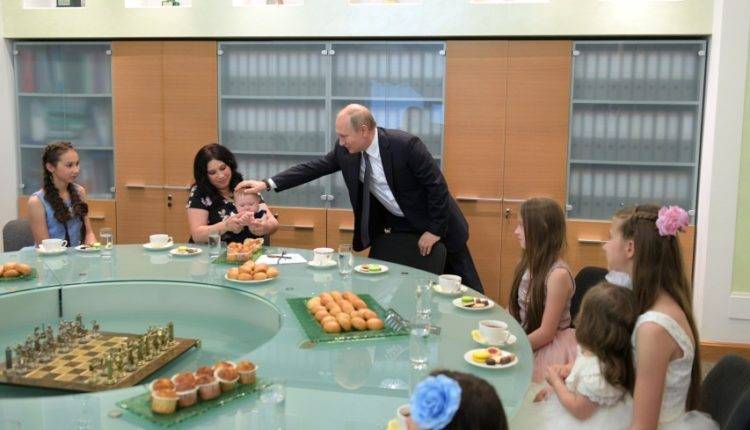 Владимир Путин - Дмитрий Песков - Путин пообщался в Екатеринбурге с многодетной семьей, переехавшей в новый дом - newtvnews.ru - Россия - Екатеринбург - Урал - Красноуфимск