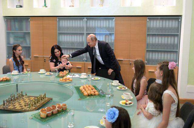 Владимир Путин - Дмитрий Песков - В Екатеринбурге Путин встретился с многодетной семьей - aif.ru - Россия - Екатеринбург - Уральск