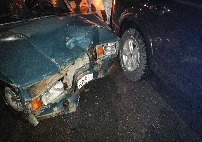 На парковке «Глобуса» 19-летний дрифтер на «Жигулях» врезался во внедорожник - ya62.ru - Рязань