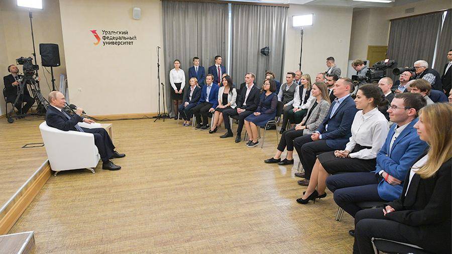 Владимир Путин - Татьяна Голикова - Студентка упала в обморок на встрече с Путиным - iz.ru - Россия - Китай - Уральск