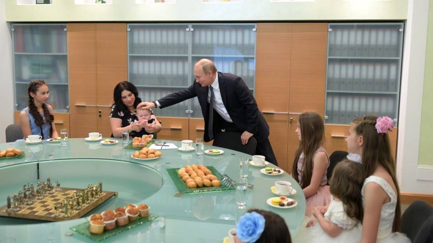 Владимир Путин - Дмитрий Песков - Путин пообщался в Екатеринбурге с многодетной семьей о переезде в новый дом - mir24.tv - Россия - Екатеринбург - Урал - Красноуфимск