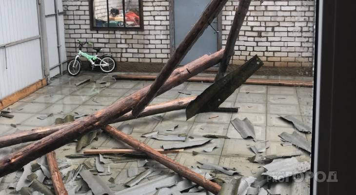 В Чувашии ураганный ветер снес крышу и повалил деревья - pg21.ru - Чебоксары - район Мариинско-Посадский