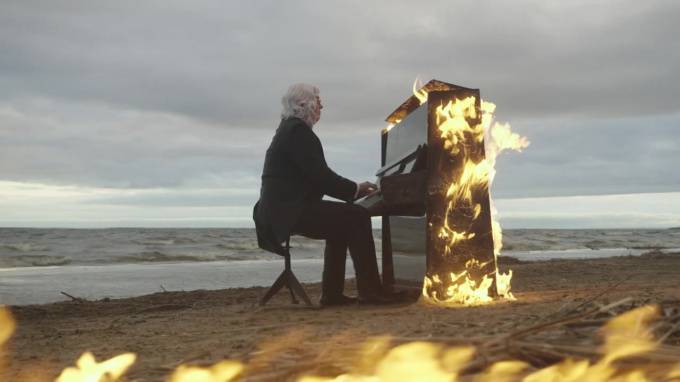 Дотла: слепой пианист сыграл Рихтера на горящем пианино на берегу Финского залива - piter.tv