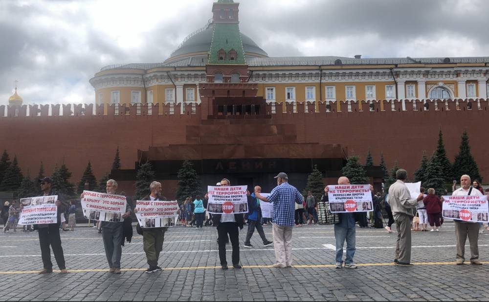 Василий Полонский - На Красной площади задержали активистов с плакатами в защиту крымских татар - theins.ru - Москва - Китай - Крым - Ростов-На-Дону