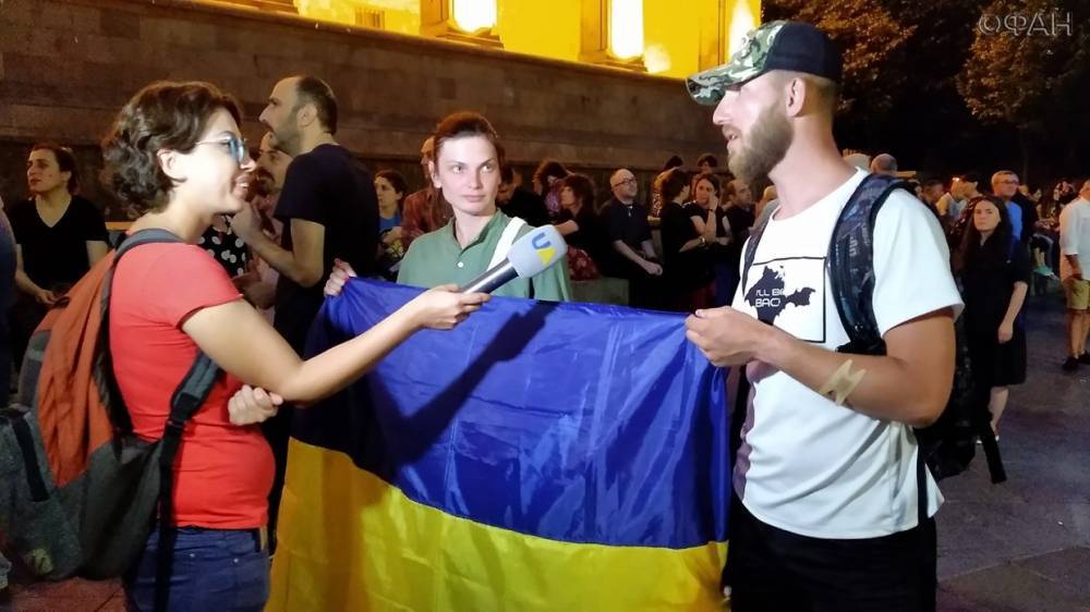 Георгий Габуния - Георгий Гахарий - Украинские туристы пришли поддержать грузинский протест - riafan.ru - Россия - Грузия - Тбилиси