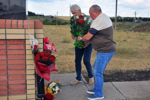 В ЛНР почтили память земляков, погибших от рук боевиков ВСУ летом 2014 года - news-front.info - Россия - ЛНР - Свердловск - район Свердловский