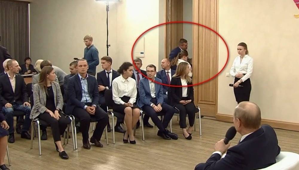 Владимир Путин - Девушка упала в обморок на встрече с Путиным - nur.kz - Россия - Екатеринбург - Уральск