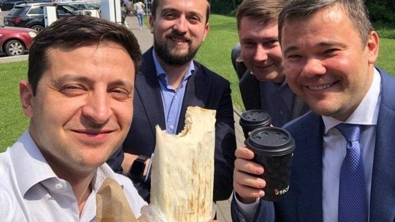 Владимир Зеленский - Петр Порошенко - Почти 70% украинцев одобряют Зеленского и критикуют Порошенко - riafan.ru - Украина - Киев