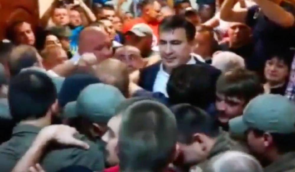 Михаил Саакашвили - Геннадий Труханов - Олег Ляшко - Саакашвили устроил драку и ударил пенсионерку - m24.ru - Грузия - Одесса - Одесская обл.